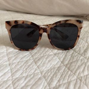 ✨ URBAN OUTFITTERS TORTOISE OVERSIZED SUNNIES ✨